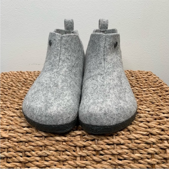 NWOT Birkenstock Andermatt Light Gray Wool
Felt Shearling Slipper Booties EU 33. - Picture 5 of 10